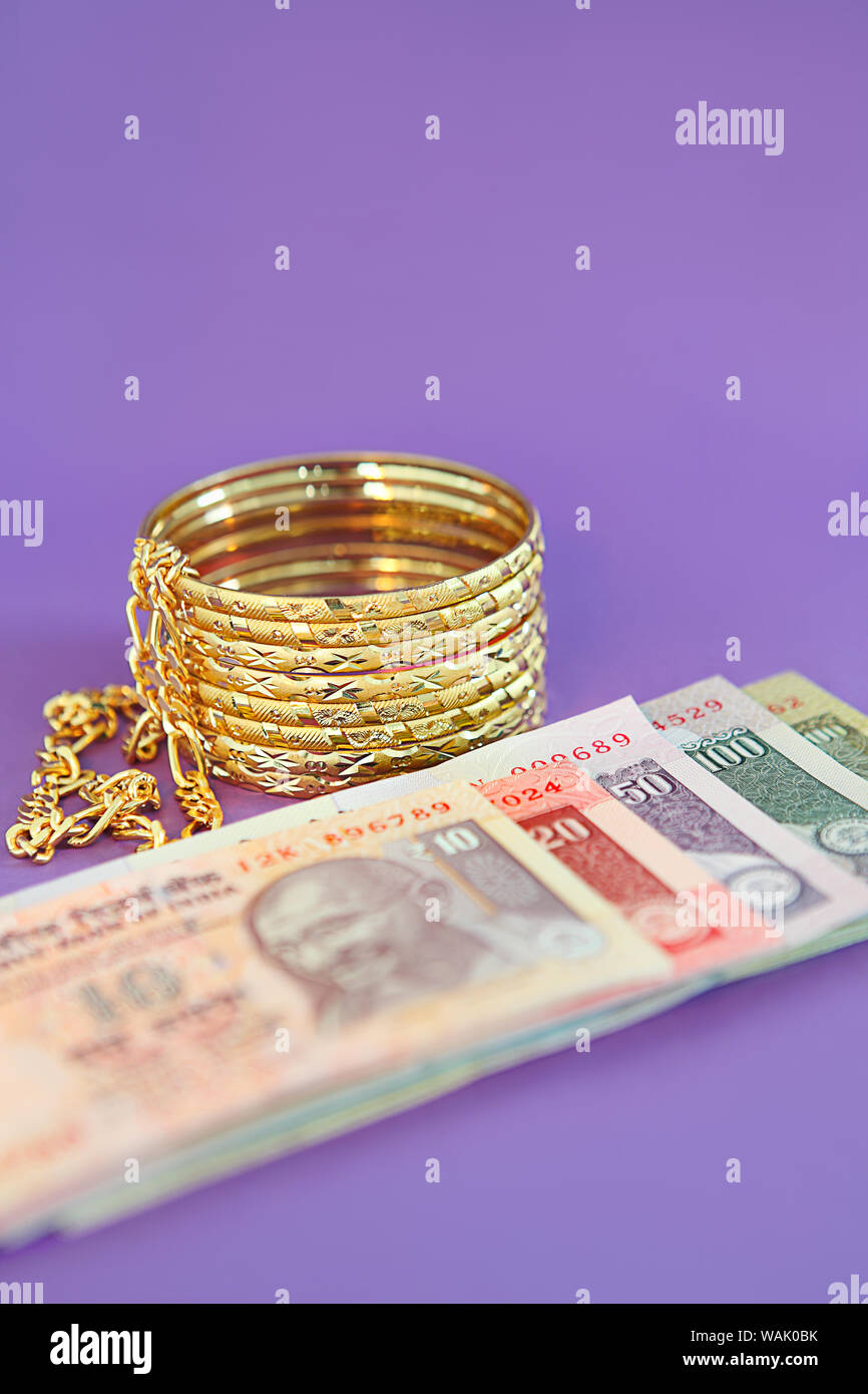 Bracelet avec concept de prêt d'or représentant les billets Banque D'Images