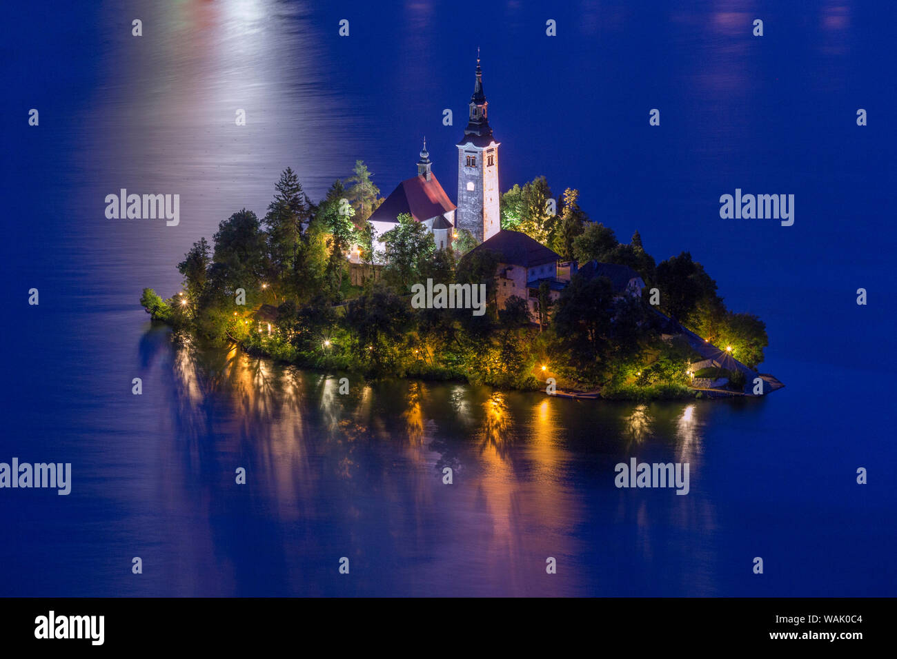 La Slovénie, le lac de Bled. L'église et de l'island au coucher du soleil. En tant que crédit : Jim Nilsen / Jaynes Gallery / DanitaDelimont.com Banque D'Images