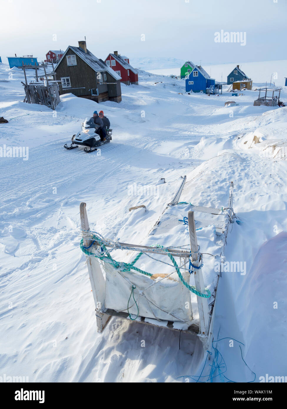 Saatut village de pêche en hiver, dans l'Uummannaq Fjord, au nord du cercle polaire. Chien de Traîneau traditionnel. Le Groenland. (Usage éditorial uniquement) Banque D'Images