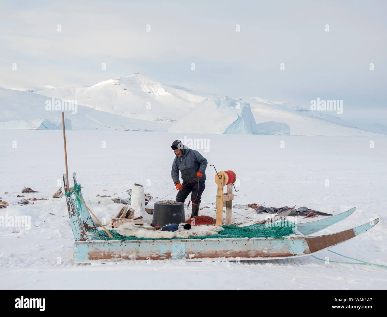 Les pêcheurs de l'Uummannaq au Groenland, système Fjord. Les fjords sont gelés en hiver, les pêcheurs utilisent des traîneaux à conduire à des trous dans la glace. Ils lignes inférieures avec appât jusqu'à 1000 mètres. (Usage éditorial uniquement) Banque D'Images