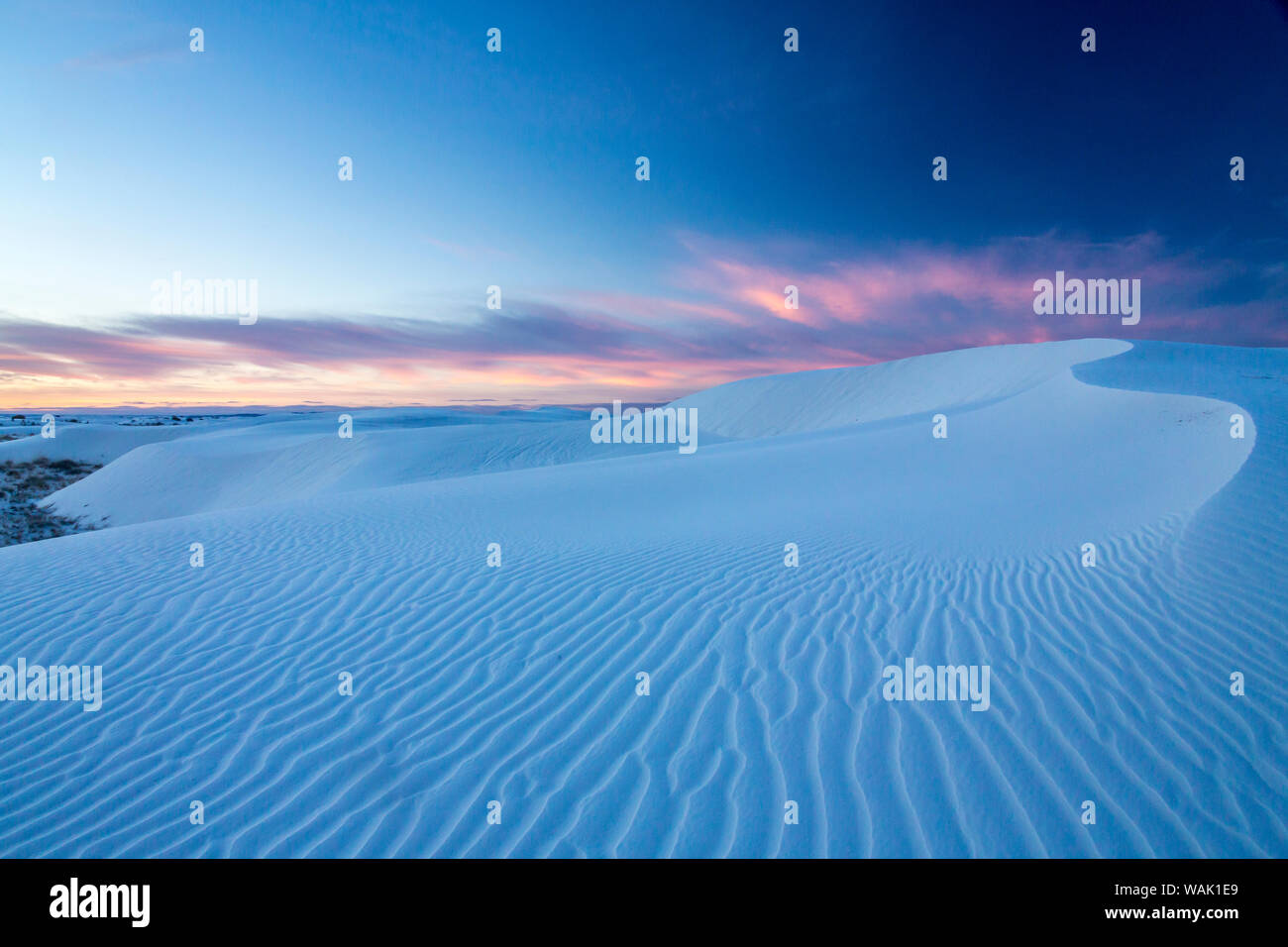 USA, Nouveau Mexique, White Sands National Park. Dunes de sable au lever du soleil. En tant que crédit : Cathy & Gordon Illg / Jaynes Gallery / DanitaDelimont.com Banque D'Images