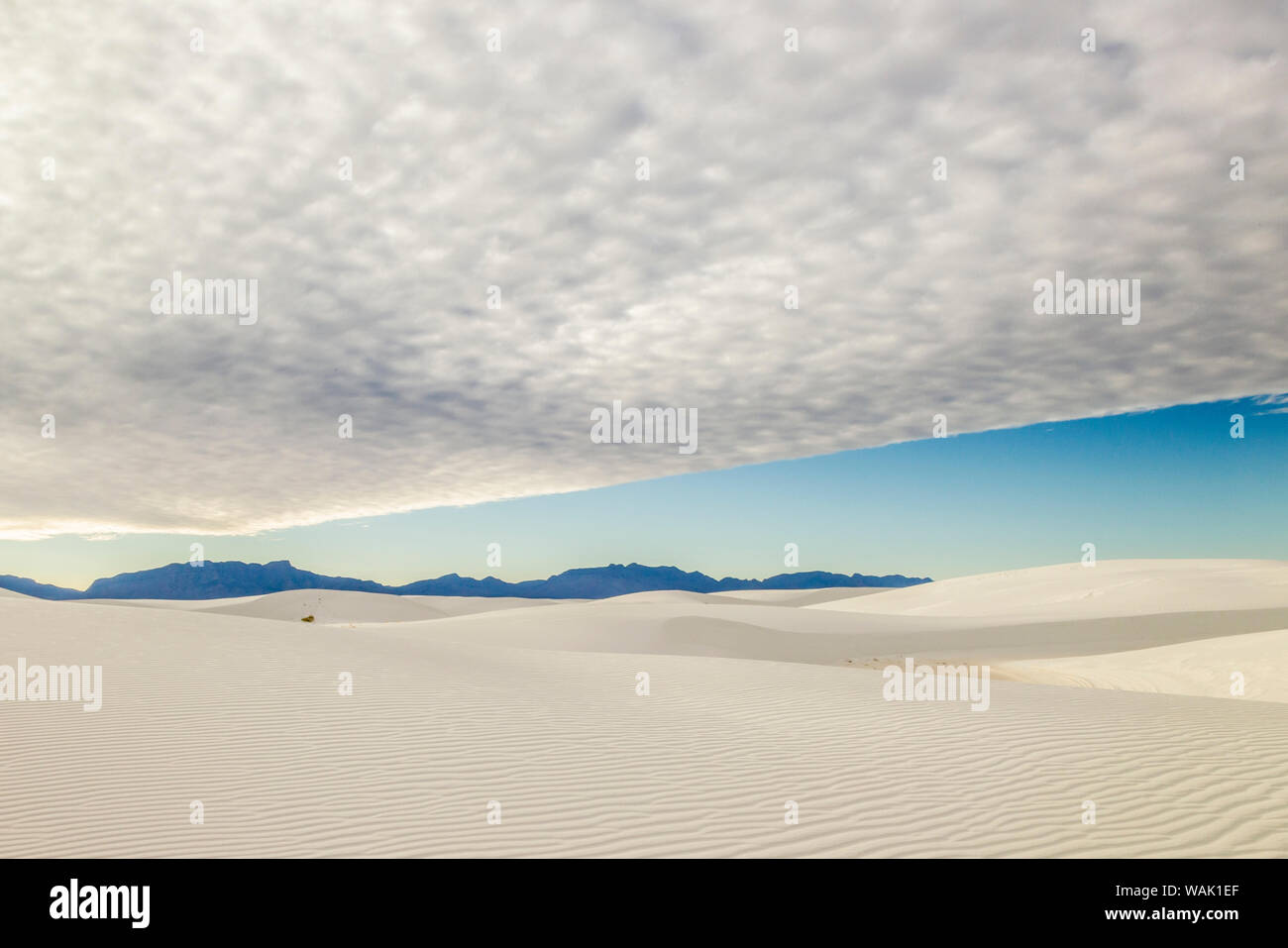USA, Nouveau Mexique, White Sands National Park. Dunes de sable et d'épaisseur de la couverture nuageuse. En tant que crédit : Cathy & Gordon Illg / Jaynes Gallery / DanitaDelimont.com Banque D'Images