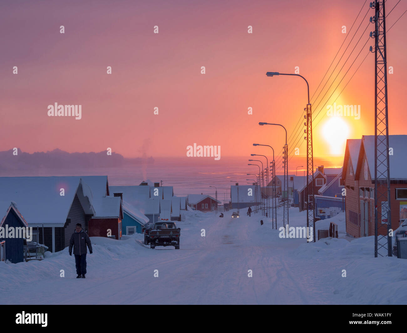 Coucher de soleil sur le fjord glacé et la ville. Le Groenland. Banque D'Images