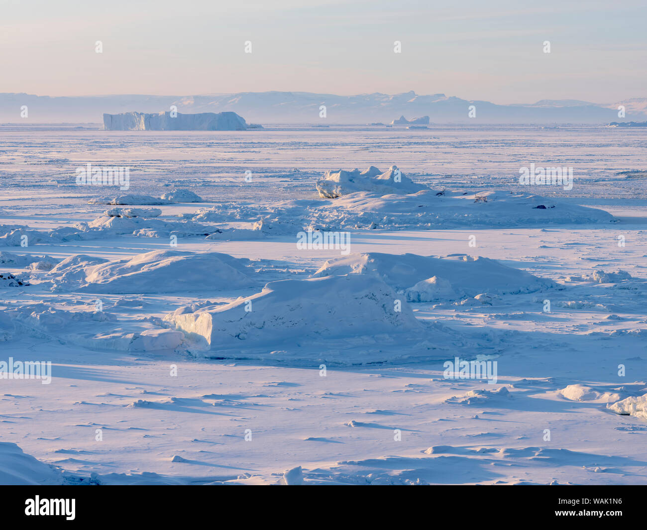 La baie de Disko congelé d'icebergs au fjord glacé d'Ilulissat, classé au Patrimoine Mondial de l'UNESCO. Le Groenland. Banque D'Images