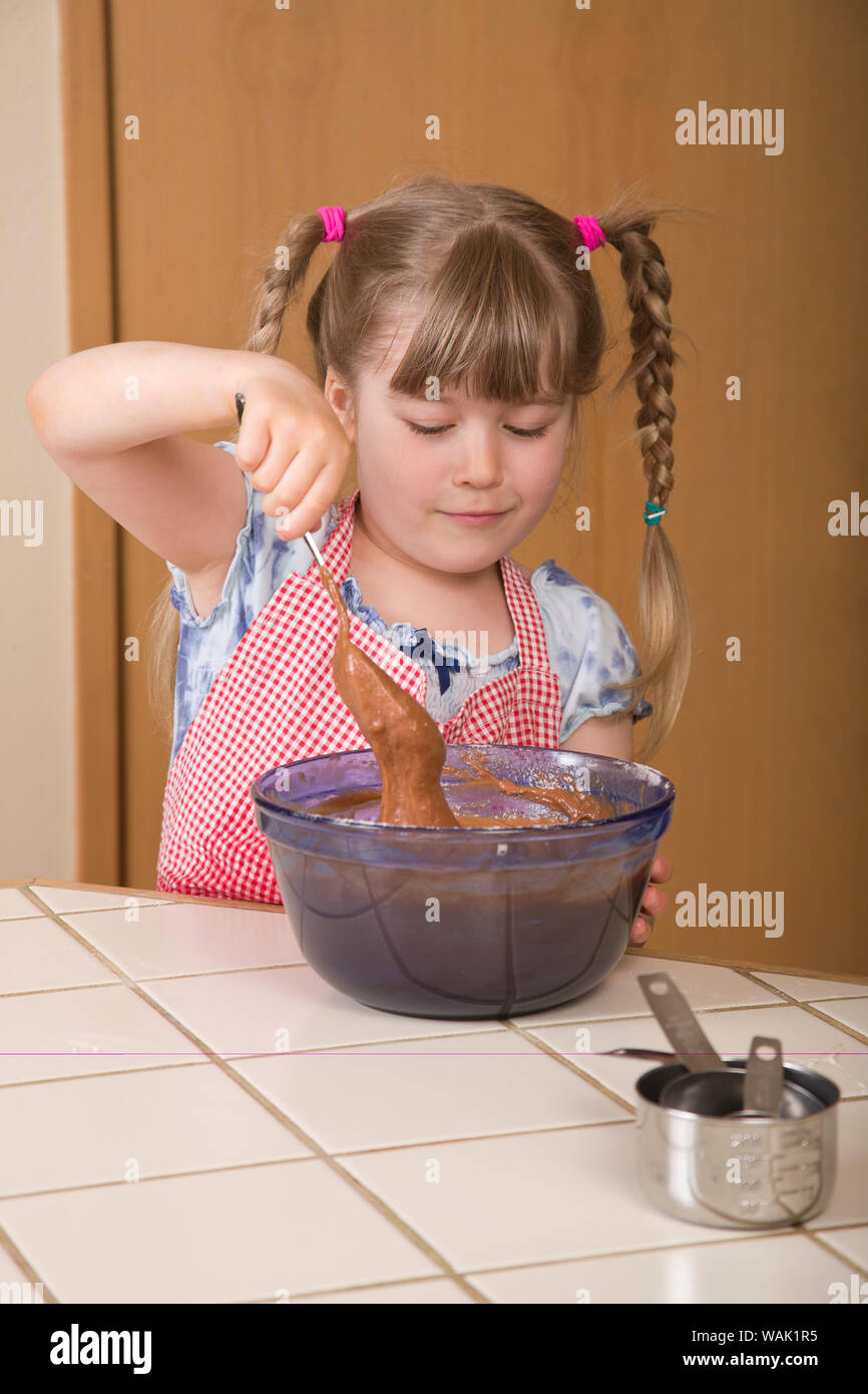 Girl en remuant la pâte d'un gâteau bundt chocolat. (MR, communication) Banque D'Images