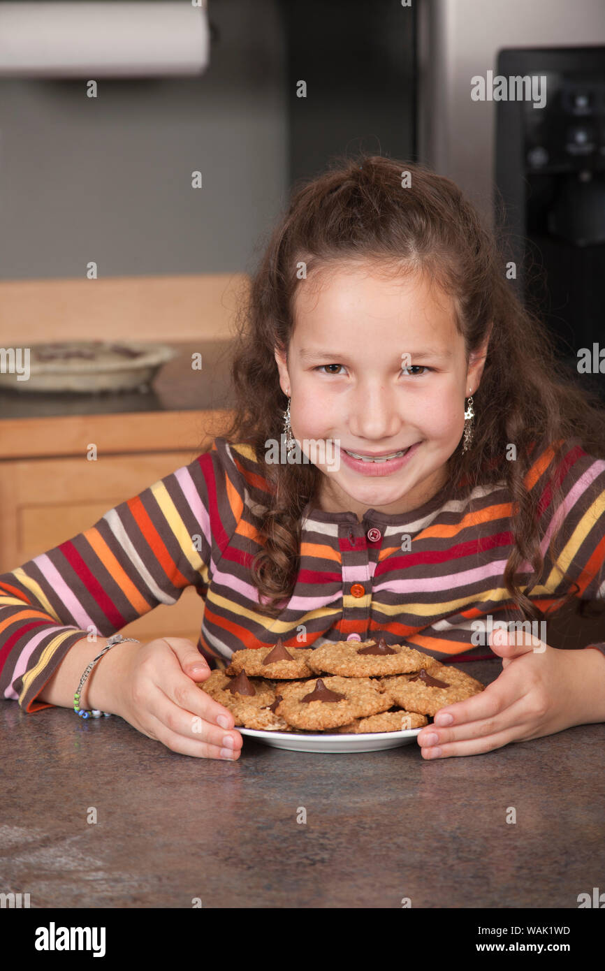 Fille avec la plaque de cookies. (MR, communication) Banque D'Images