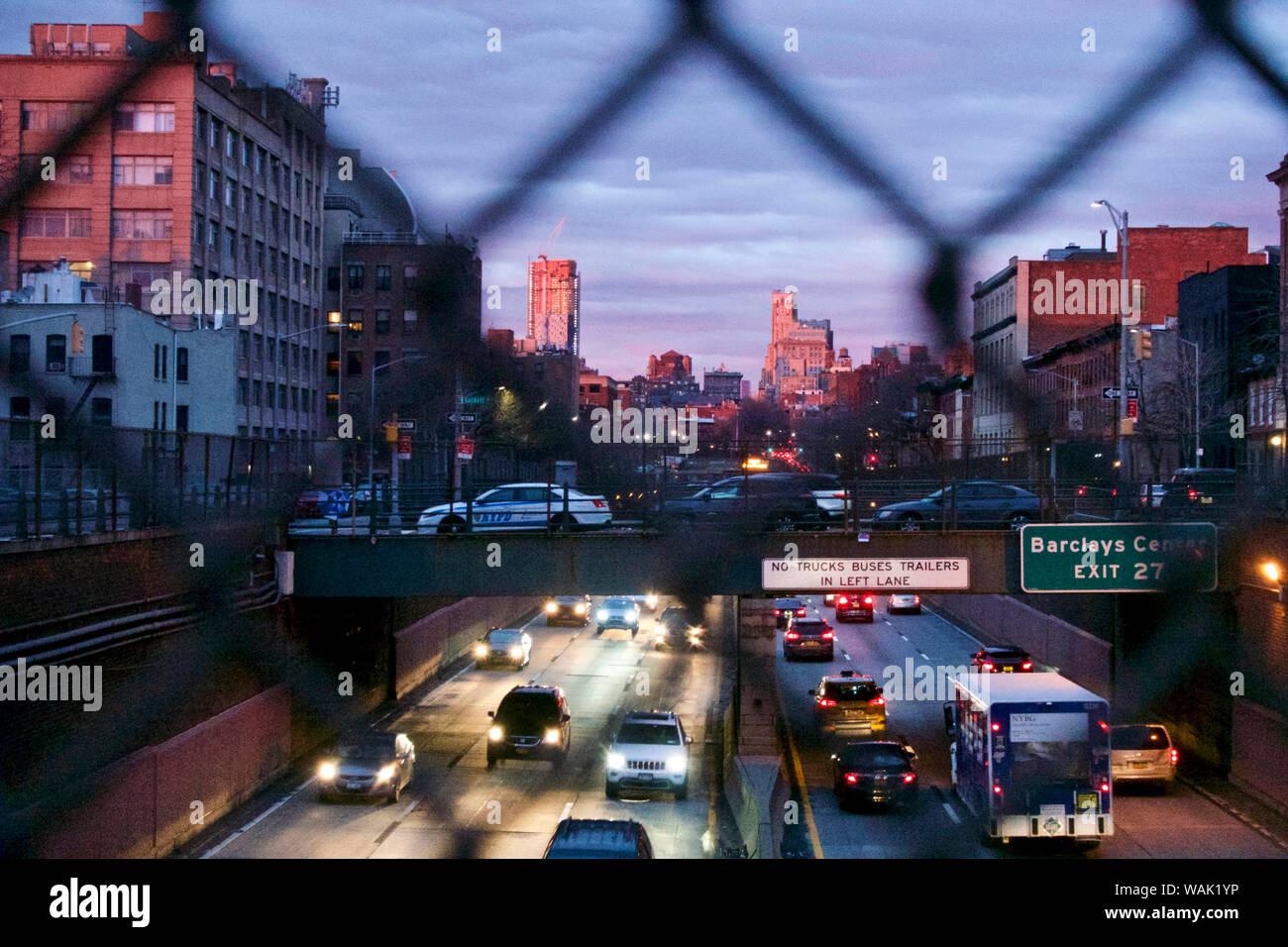 Usa, New York, Brooklyn. Traverser le pont sur la rue Union BQE Banque D'Images