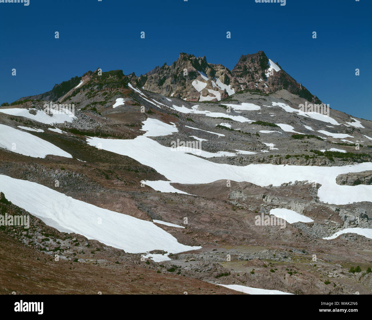 USA, Ohio, forêt nationale de Deschutes. Trois Sœurs Wilderness, Casse de haut et la neige d'hiver précédent, vue ouest de Tam McArthur Rim. Banque D'Images