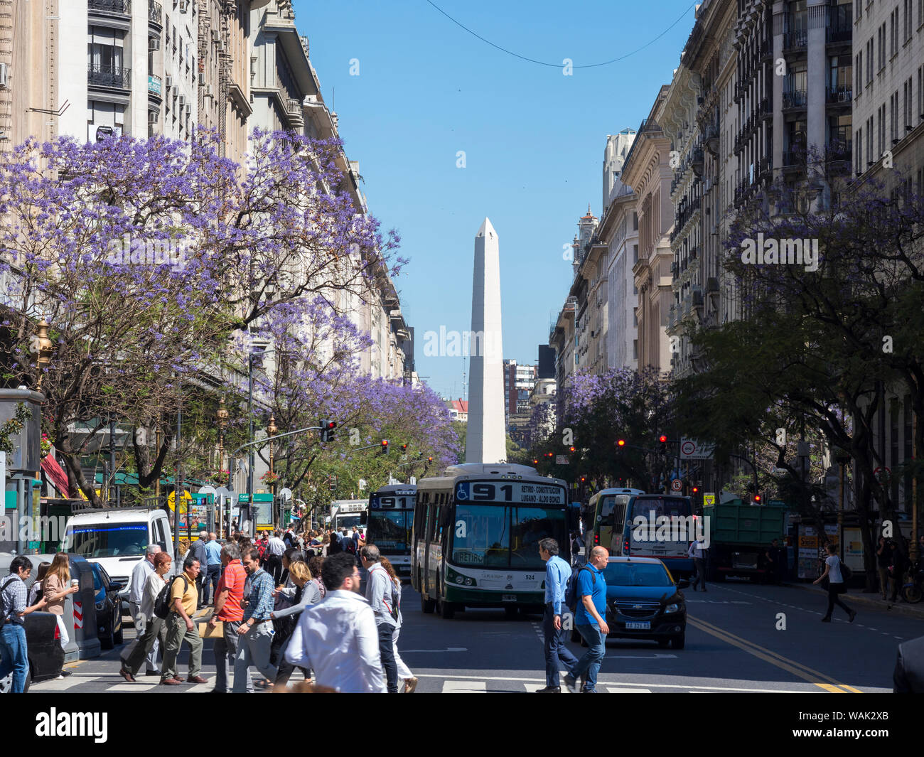 L'obélisque de Buenos Aires, vue depuis la rue Diagonal Norte. L'Amérique du Sud, Buenos Aires, Argentine. (Usage éditorial uniquement) Banque D'Images
