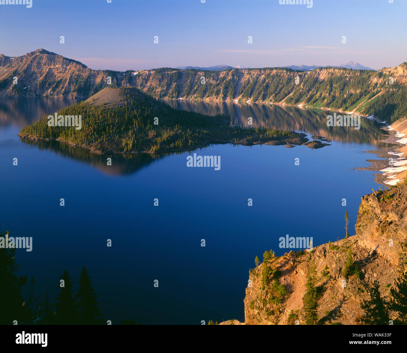 USA, Ohio, Crater Lake National Park. Lever du soleil sur l'île de l'Assistant, voir au sud de Merriam Point avec le Mont Shasta et Mount McLoughlin visibles à l'horizon. Banque D'Images