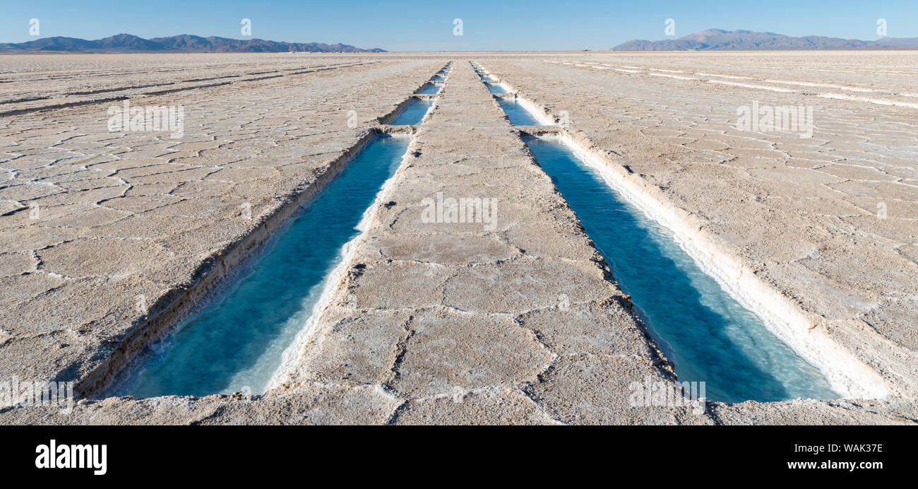 Zone de traitement de sel ouvert aux visiteurs Paysage sur le lac salé Salar Salinas Grandes dans l'Altiplano, de l'Argentine. (Usage éditorial uniquement) Banque D'Images