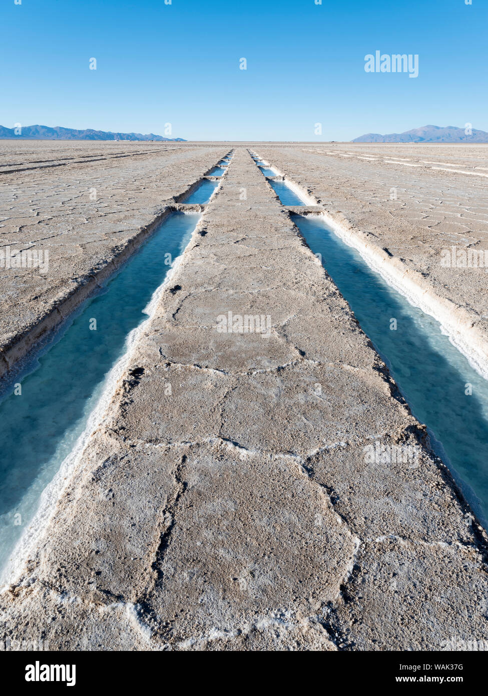 Zone de traitement de sel ouvert aux visiteurs Paysage sur le lac salé Salar Salinas Grandes dans l'Altiplano, de l'Argentine. (Usage éditorial uniquement) Banque D'Images