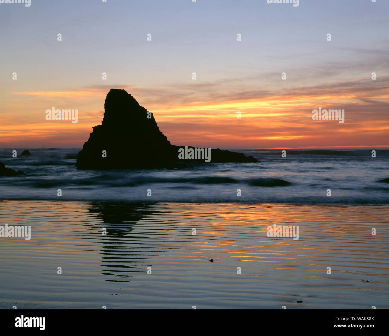 USA (Oregon), parc d'état d'Ecola. Coucher du soleil sur la mer à pile Indian Beach. Banque D'Images