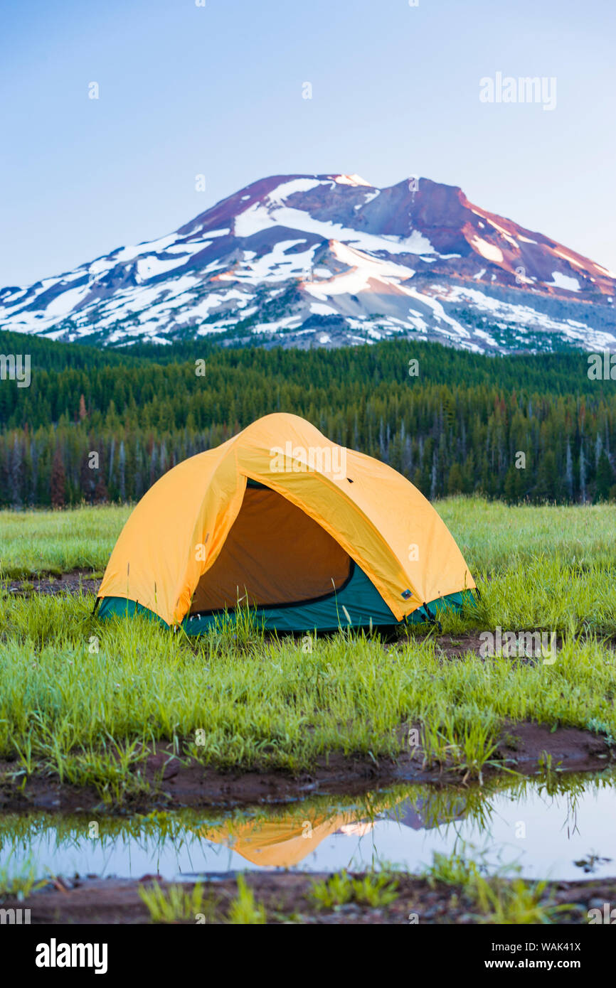 Tente de camping, Sœur du Sud (altitude de 10 358 ft.) Lac Sparks, trois  Sœurs désert, l'Est de l'Oregon, USA Photo Stock - Alamy