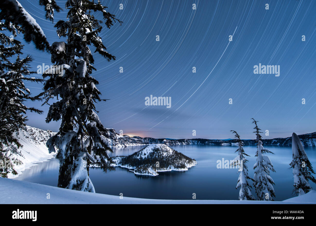USA, Ohio, Crater Lake National Park. Star Trails sur le lac du cratère de l'île de l'assistant et en hiver. Banque D'Images