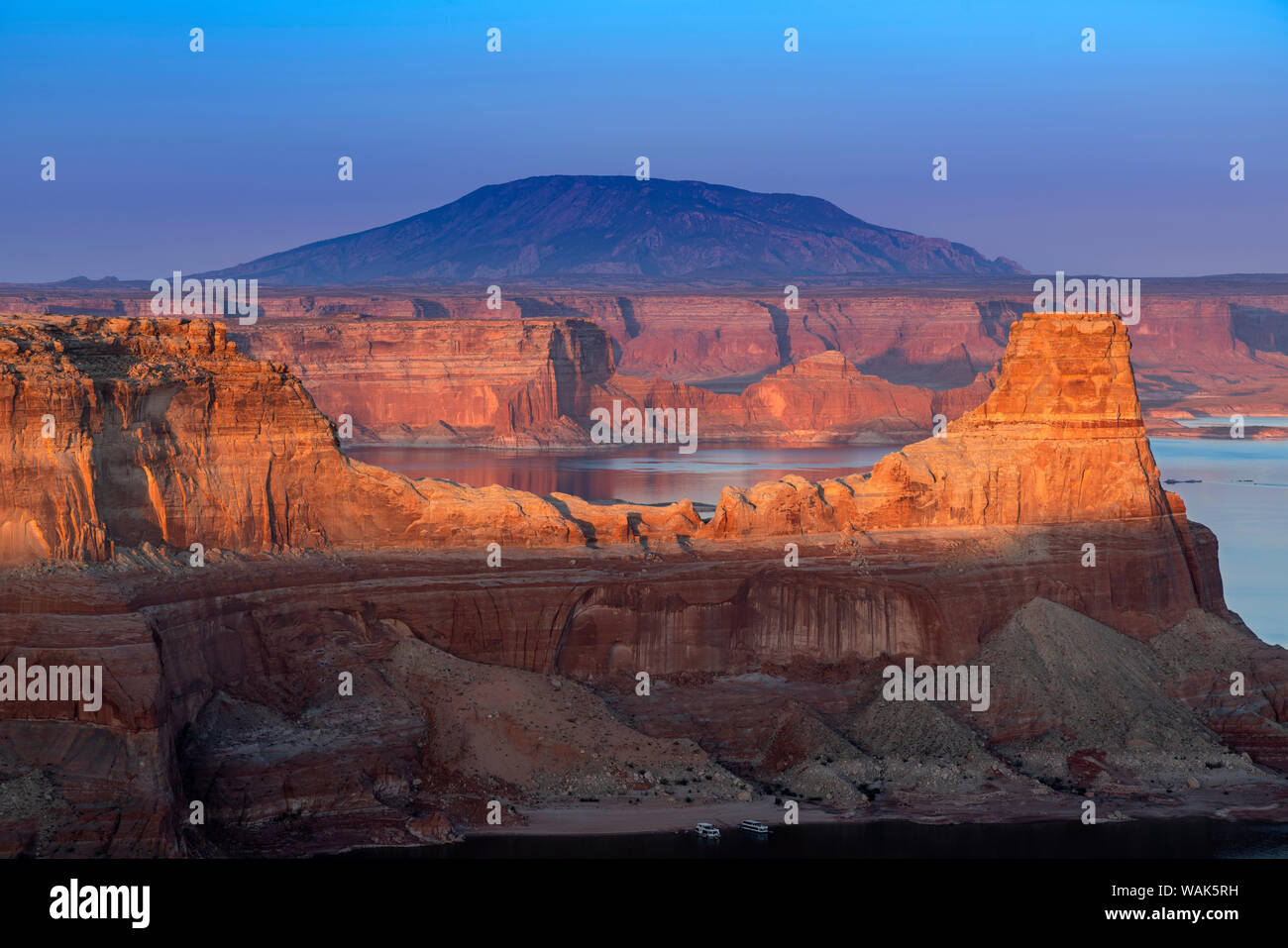USA, Utah, Glen Canyon National Recreation Area. Coucher du soleil sur le lac Powell et Mt Navajo. En tant que crédit : Don Grall / Jaynes Gallery / DanitaDelimont.com Banque D'Images