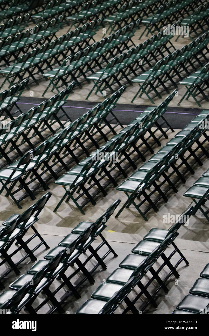 Fairfax (Virginie). Les diplômés d'attente des chaires à l'Université George Mason avant une cérémonie de remise de diplômes. Banque D'Images