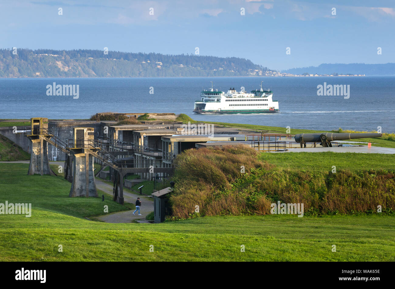 Washington State Ferry Crossing Admiralty Inlet sur la voûte de Port Townsend s'exécuter. Batterie de tir de parc d'état de Fort Casey sont au premier plan. Banque D'Images