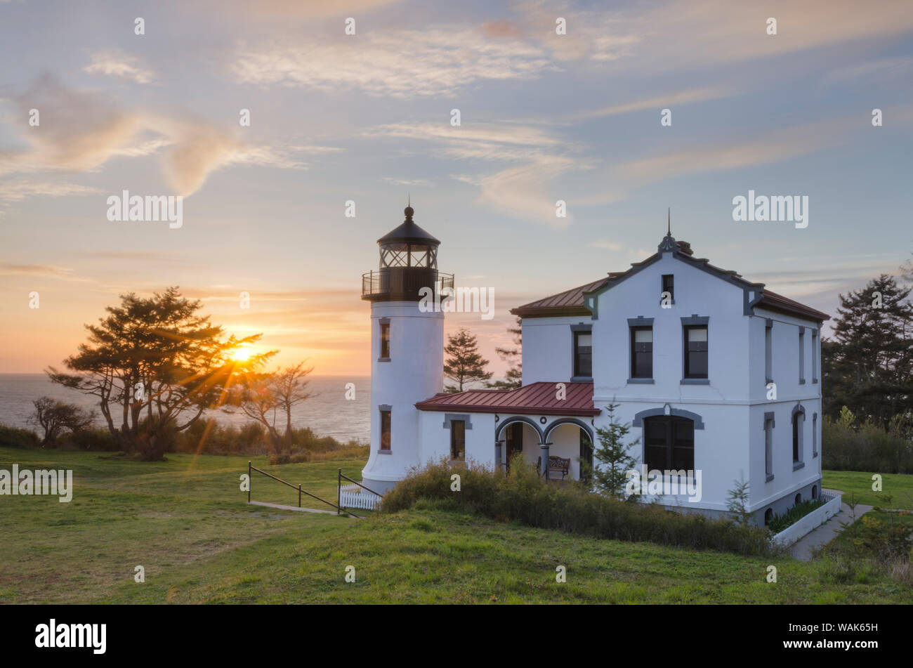 Coucher du soleil à Admiralty Head Lighthouse, parc d'état de Fort Casey sur l'île de Whidbey, l'État de Washington. Banque D'Images