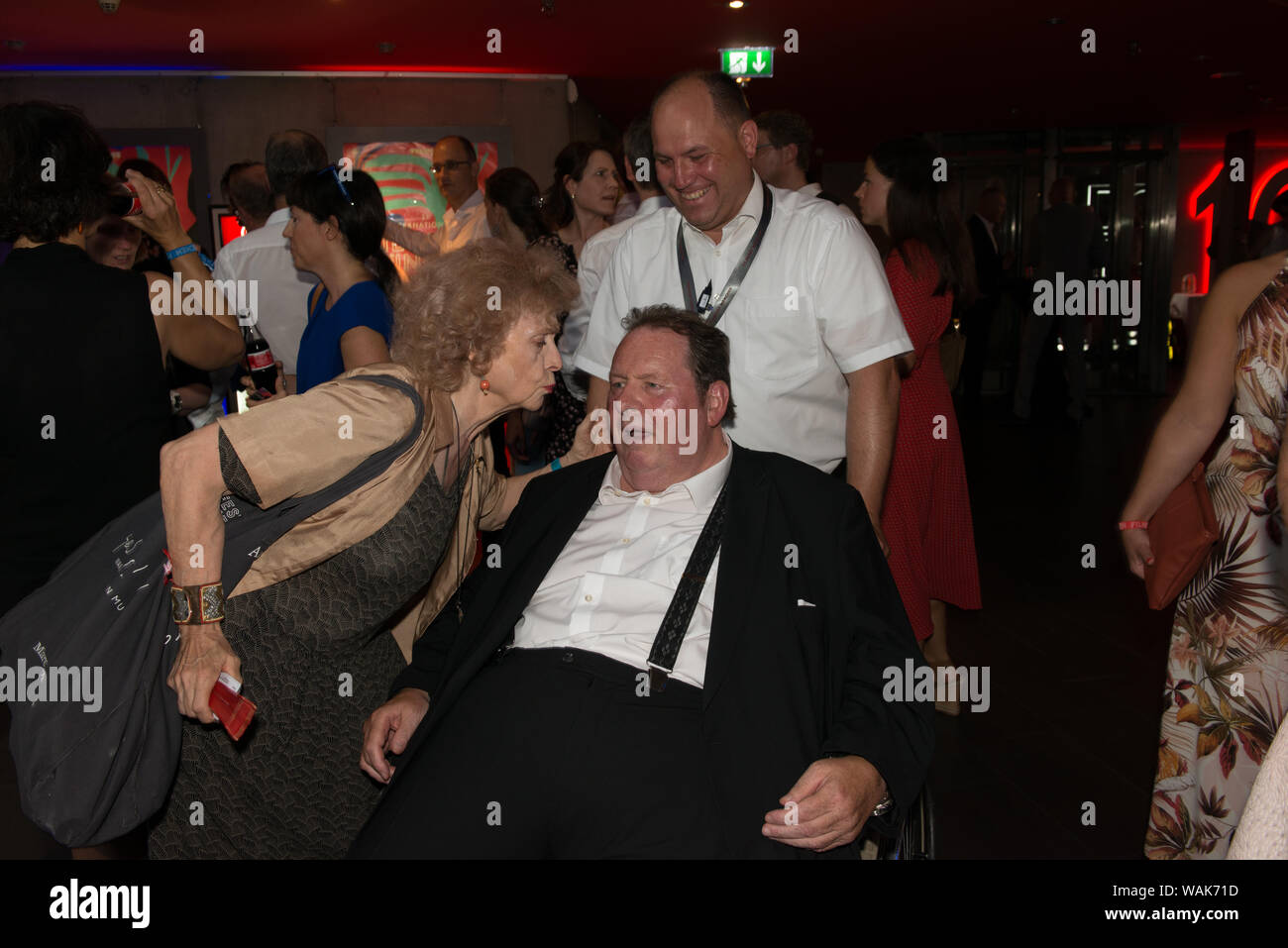 Acteur actrice Ilse Neubauer se félicite de Ottfried Fischer assistant à la cérémonie d'ouverture de 2019, Matthäser Filmfest München am cinéma 27. Juni Banque D'Images