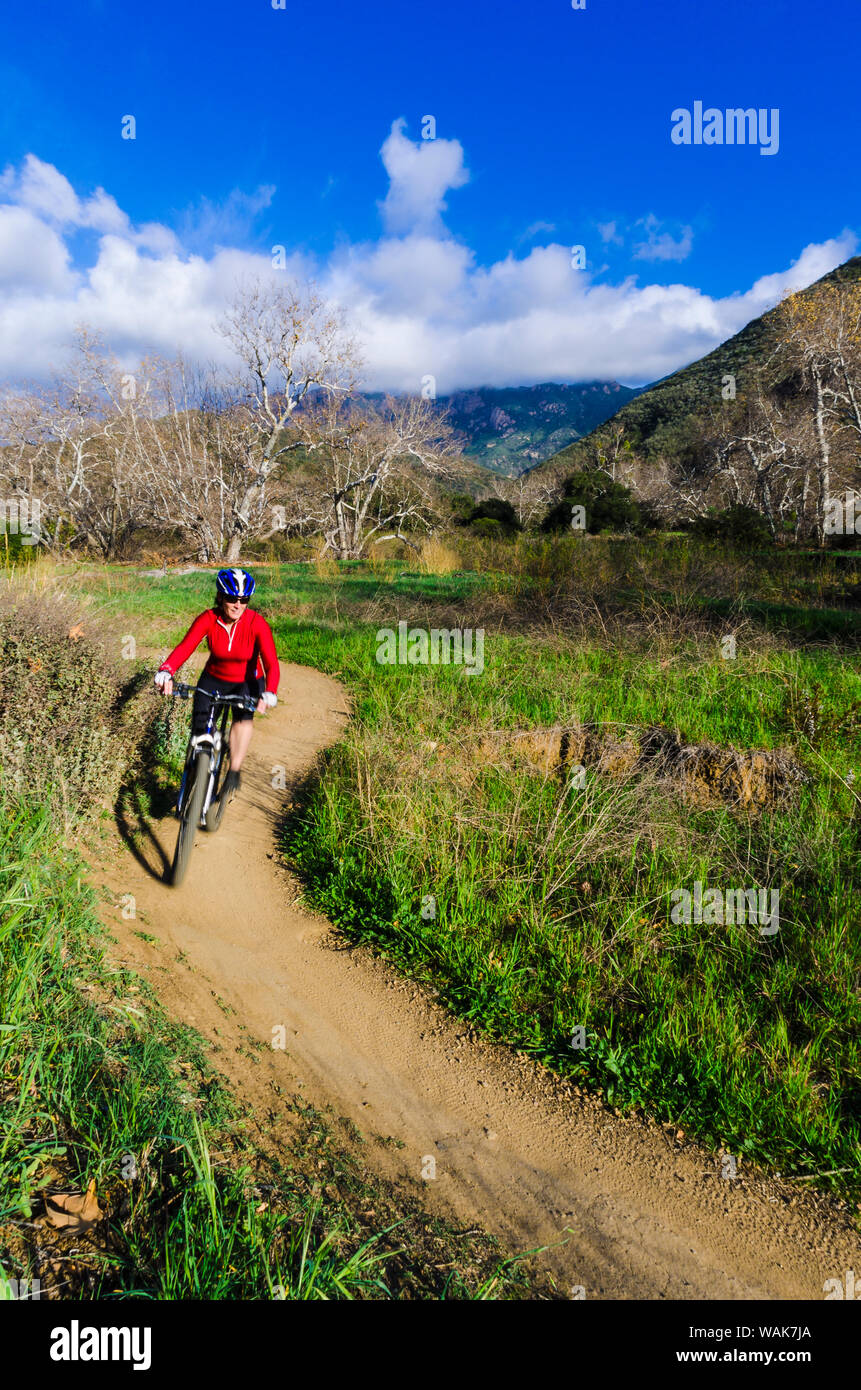 Vélo de montagne femelle Sycamore Canyon, Point Mugu State Park, Californie, USA. (MR) Banque D'Images