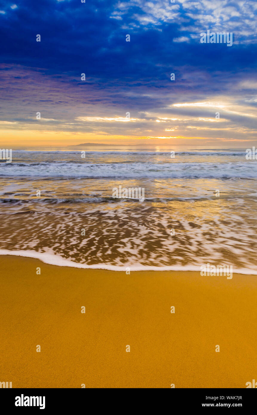 Coucher de soleil sur les îles de la Manche de San Buenaventura State Beach, Ventura, Californie, USA. Banque D'Images