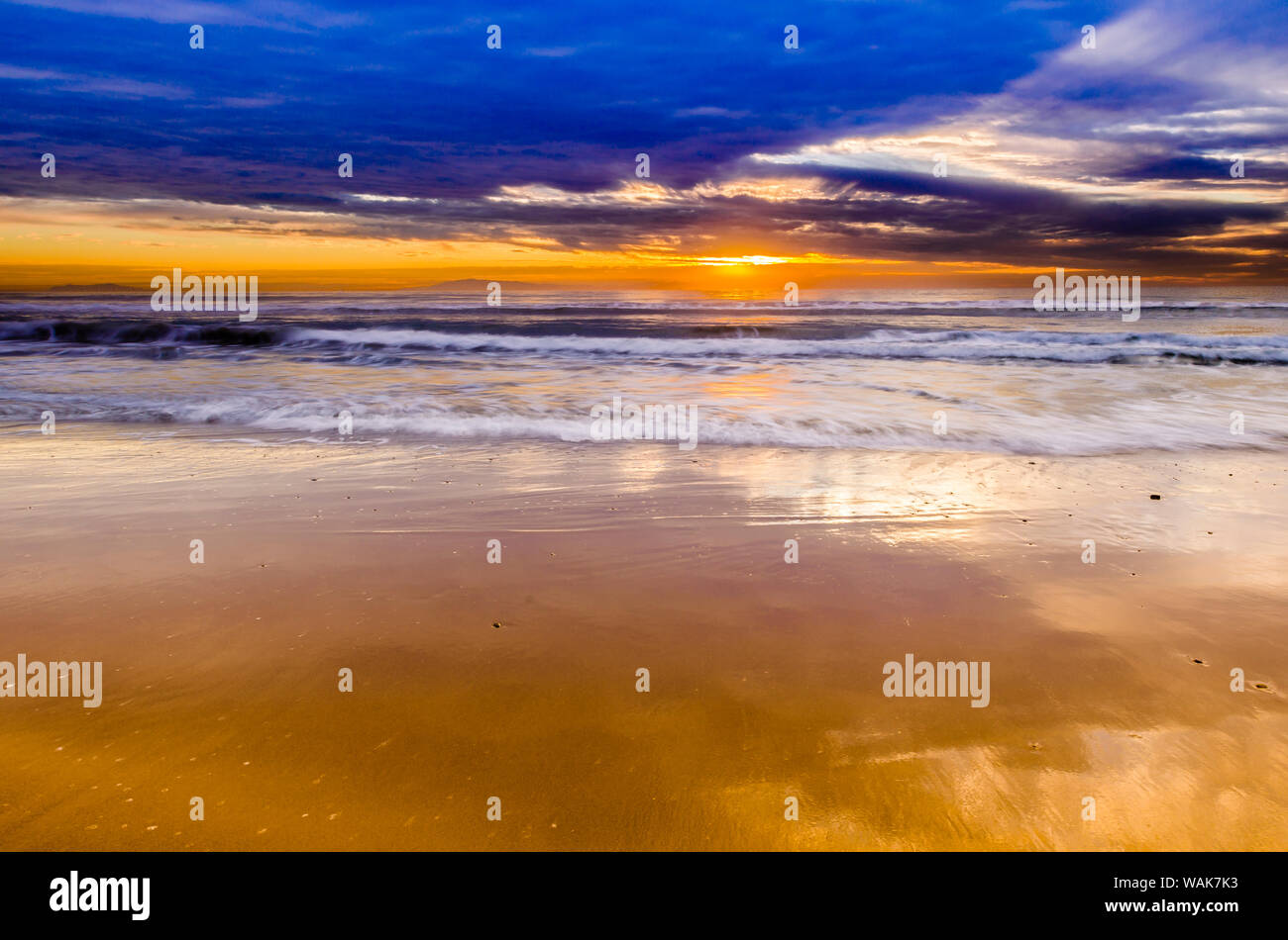 Coucher de soleil sur les îles de la Manche de San Buenaventura State Beach, Ventura, Californie, USA. Banque D'Images