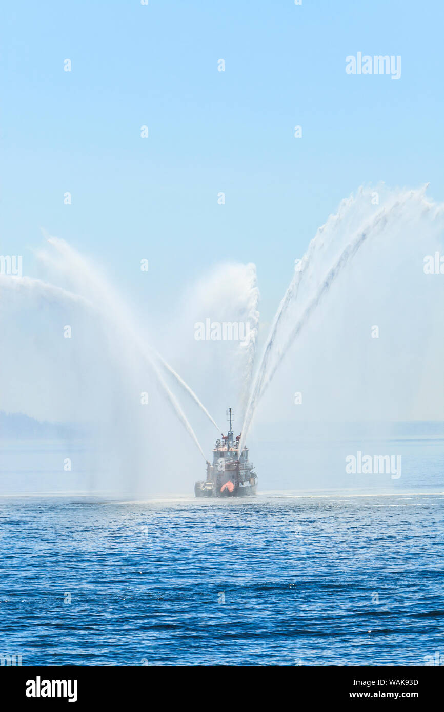 Seattle Fire bateau, visites à bord du USS Bunker Hill (CG 52), croiseur lance-missiles Seafair Parade Célébration des navires, la Fleet Week, Elliott Bay, Seattle, Washington State, USA Banque D'Images