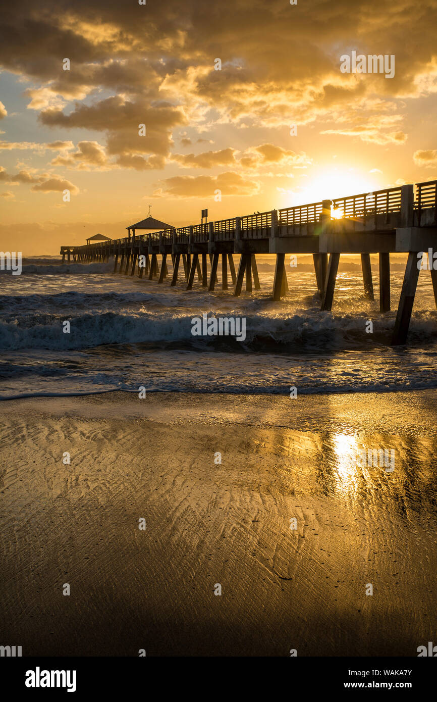 Centre Juno Beach, Palm Beach County, en Floride. Lever du soleil et de hautes vagues. Banque D'Images
