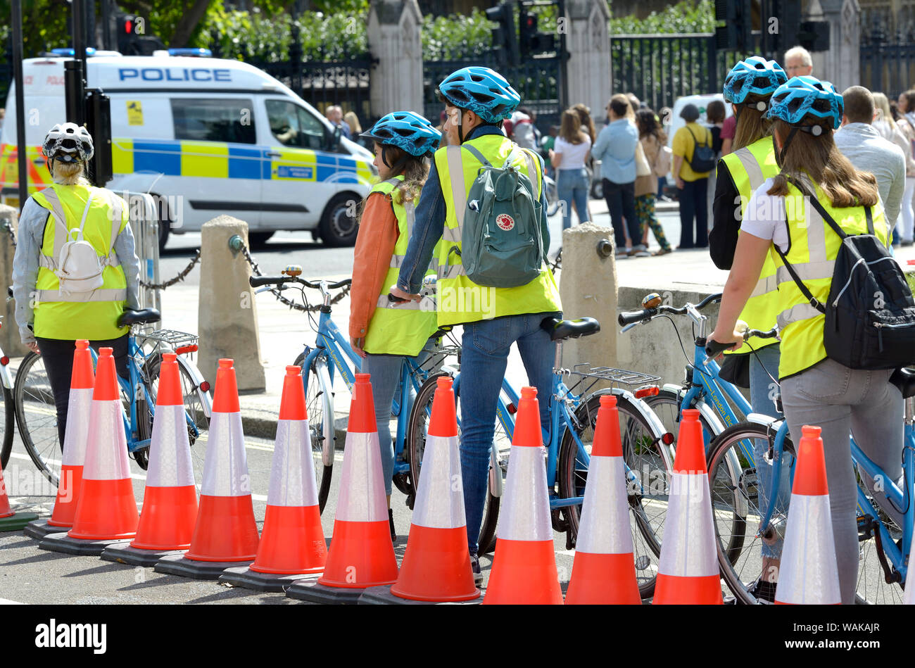 Londres, Angleterre, Royaume-Uni. Les enfants à vélo en hi-vis confère à la place du Parlement Banque D'Images