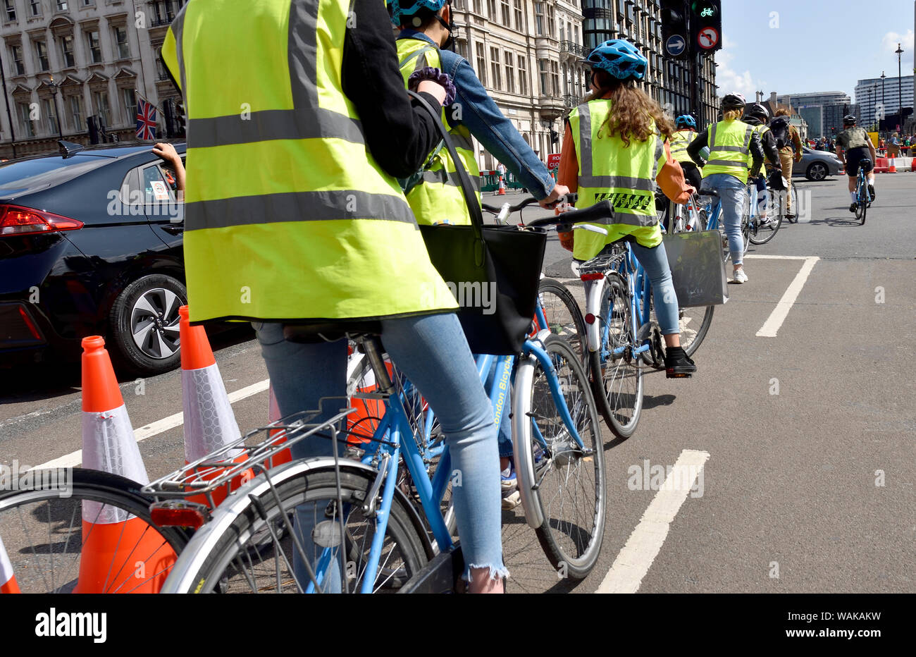 Londres, Angleterre, Royaume-Uni. Les enfants à vélo en hi-vis confère à la place du Parlement Banque D'Images