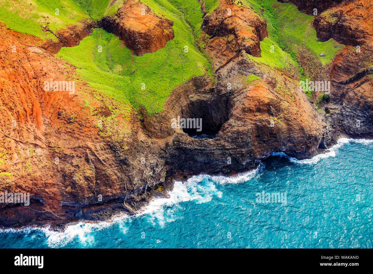 Le plafond lumineux ouvert les yeux sur la mer agitée, la Côte de Na Pali Coast Wilderness State Park, Kauai, Hawaii, USA. Banque D'Images