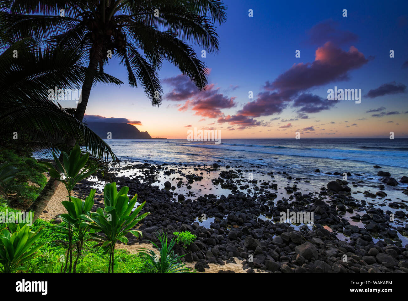 Coucher de soleil sur la côte de Na Pali de plage Hideaways, Princeville, Kauai, Hawaii, USA. Banque D'Images