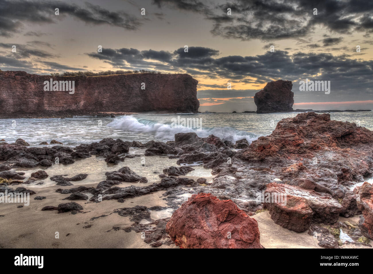 Voir à partir de la plage de Manele Bay de Puu Pehe Sweetheart (Rock) au lever du soleil, la rive sud de l'île de Lanai, Hawaii, USA Banque D'Images