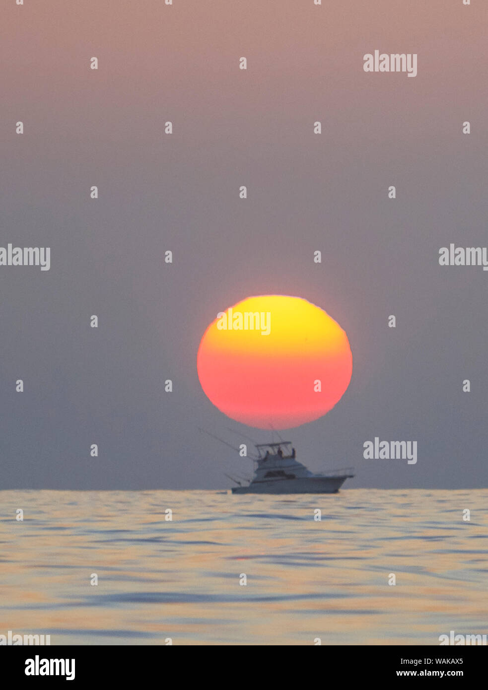 Lever du soleil, bateau de pêche près de Maui, Hawaii, USA Banque D'Images