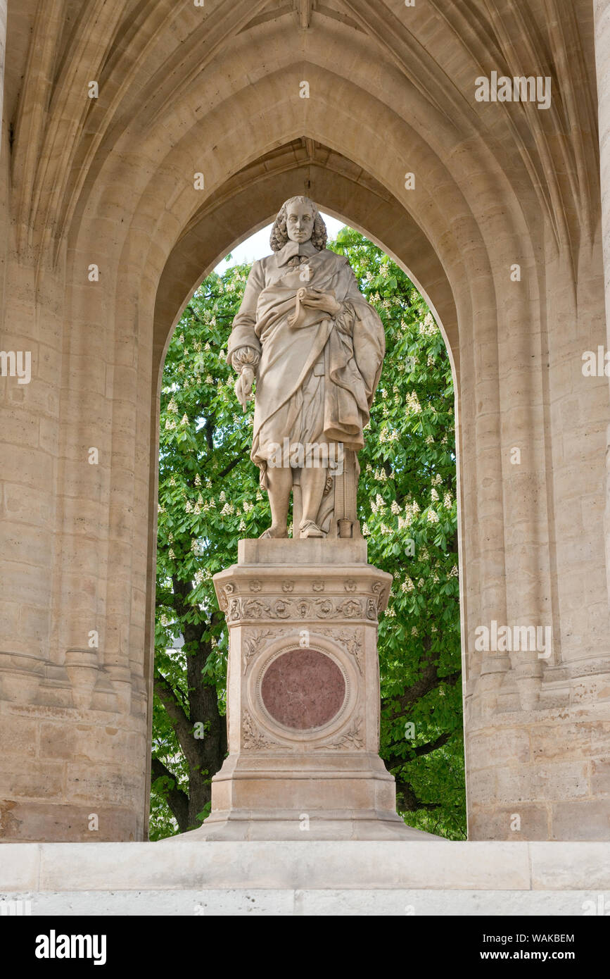 Statue de Blaise Pascal (pionnier de la pression atmosphérique) de recherche situé sous la Tour Saint-Jacques. Paris, France Banque D'Images