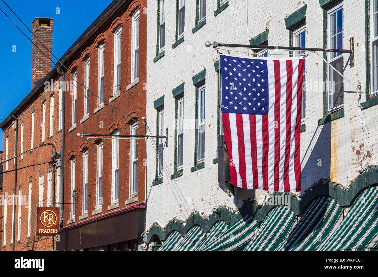 USA, Massachusetts, Newburyport. Street, US flag Banque D'Images