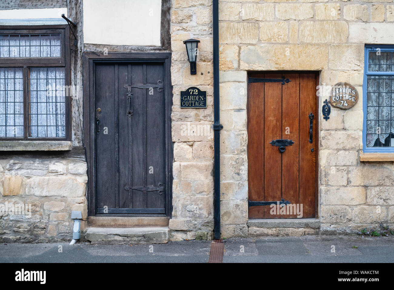 Vieille maison en bois portes dans l'ancienne ville anglo-saxon de Winchcombe, Cotswolds, Gloucestershire, Angleterre Banque D'Images