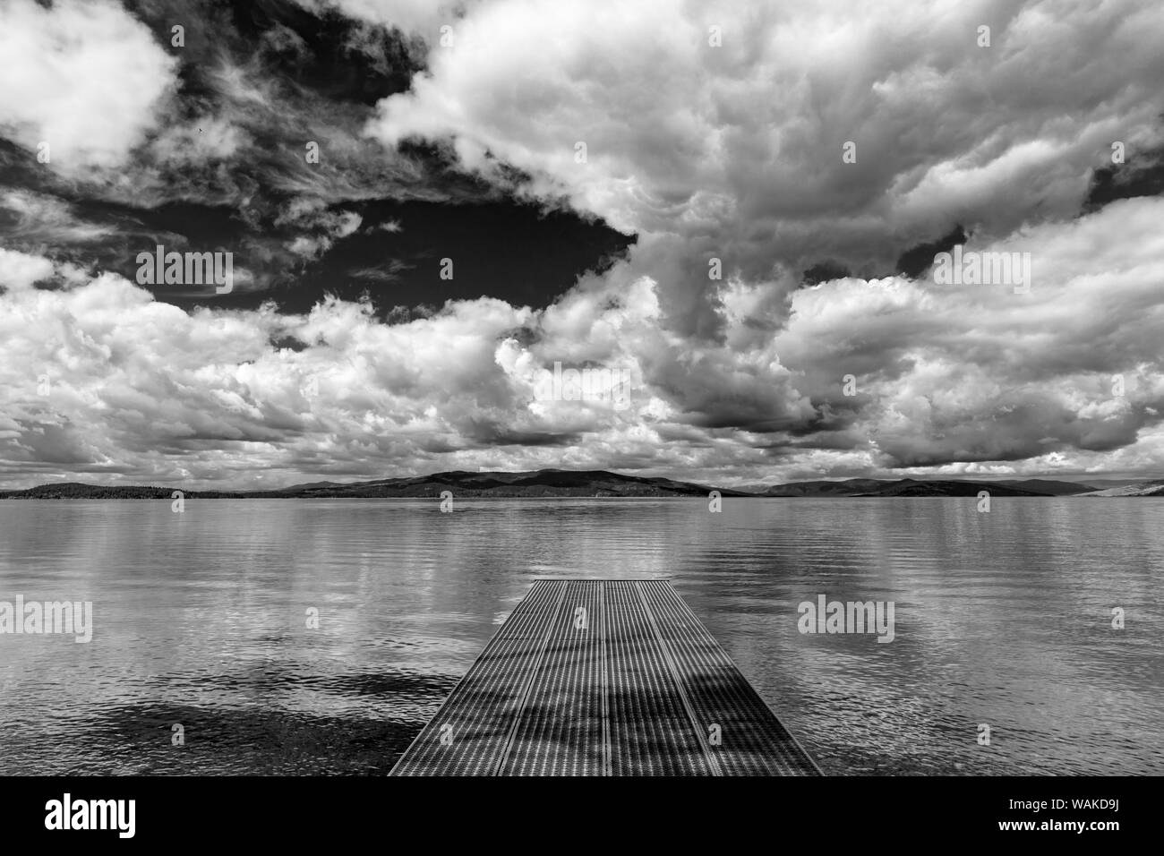 Dock tend la main en Skidoo Bay dans le lac Flathead Lake près de Polson, Montana, USA Banque D'Images