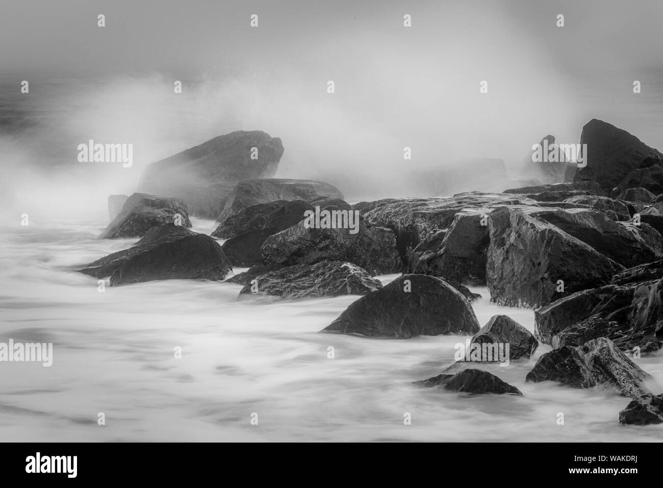 USA (New Jersey), Cape May National Seashore. Noir et blanc de plage vagues qui rocks. En tant que crédit : Jay O'Brien / Jaynes Gallery / DanitaDelimont.com Banque D'Images