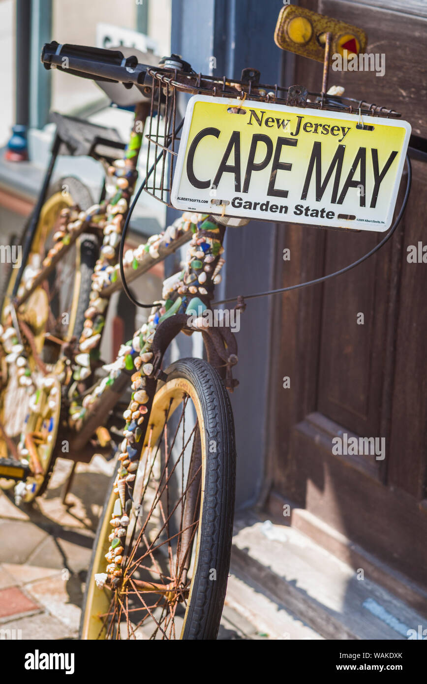 USA (New Jersey), Cape May. Incrusté de Shell avec le vélo peut signer Banque D'Images