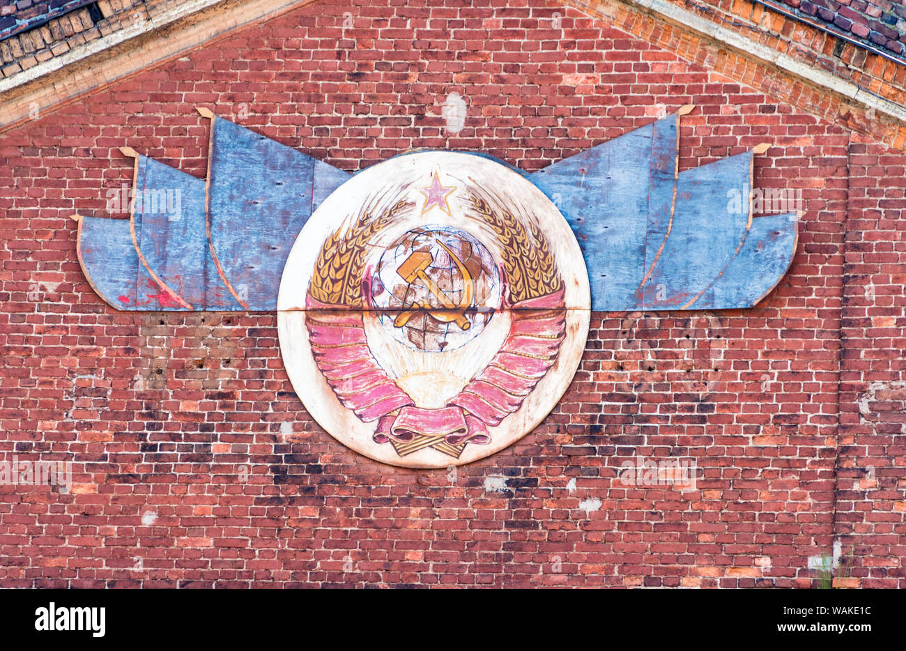 Emblème de l'état de l'Union soviétique sur le mur de l'usine à l'abandon à Cronstadt, Saint Petersburg, Russie Banque D'Images