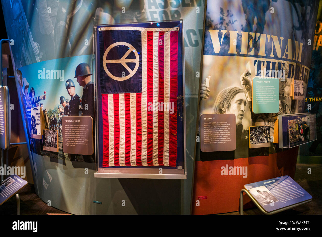 USA, New York, Bethel. Le musée au Bethel Woods intérieur avec des drapeaux de la paix des années 60 (usage éditorial uniquement) Banque D'Images