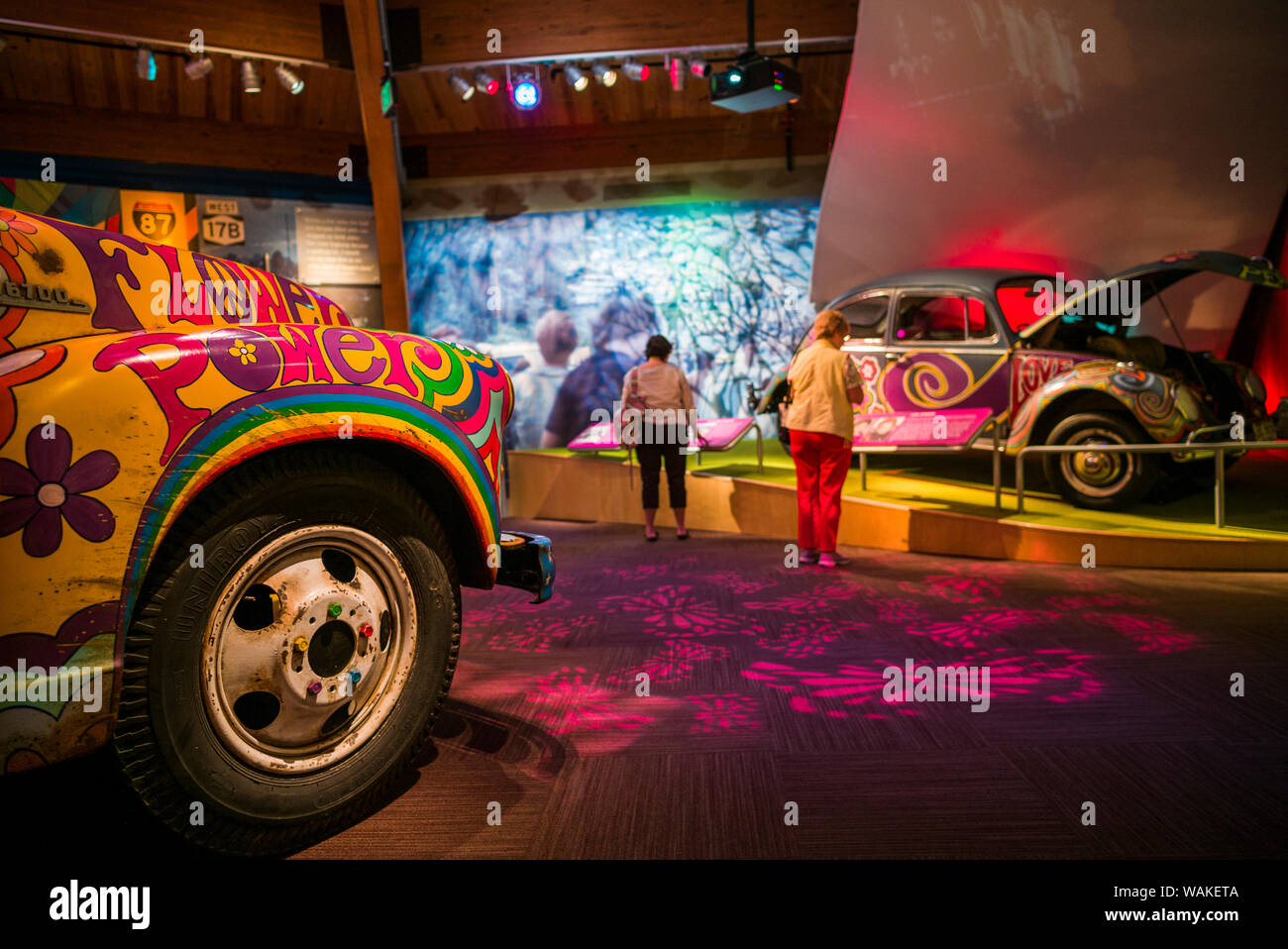 USA, New York, Bethel. Le musée au Bethel Woods, typique flower power bus hippie (usage éditorial uniquement) Banque D'Images