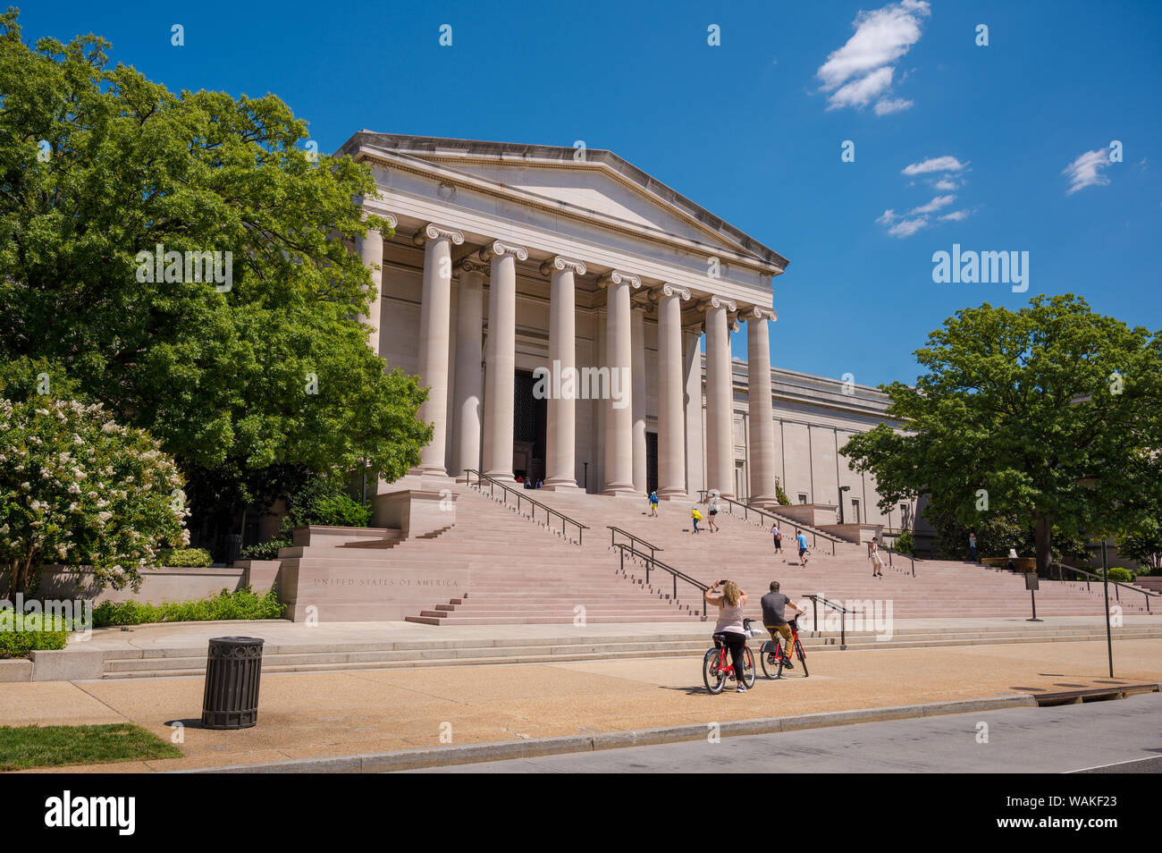 Steps of National Gallery of Art, fait partie du Smithsonian Institute à Washington DV, États-Unis Personnes visibles sur les marches Banque D'Images