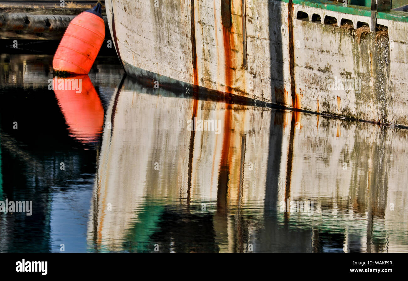 Bateau de pêche couleurs reflète dans Charleston Marina, Oregon Banque D'Images