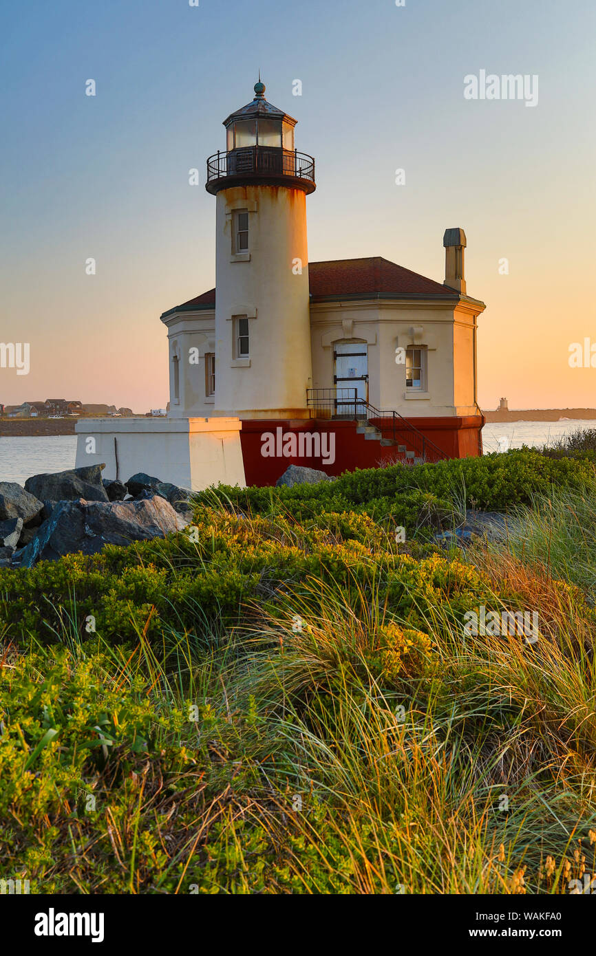 Lumière du soir sur phare de coquille River, parc d'état de Bullards Beach, Oregon Banque D'Images