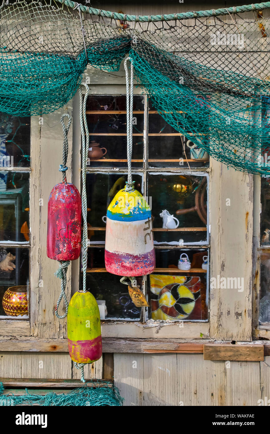 Vieux bâtiment, Netarts, Oregon, décoré avec des engins de pêche. Banque D'Images