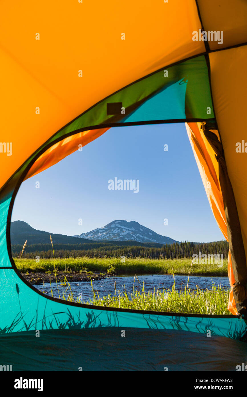 Voir par tente, Sœur du Sud (Altitude 10, 358 ft.) Lac Sparks, trois Sœurs désert, l'Est de l'Oregon, USA Banque D'Images