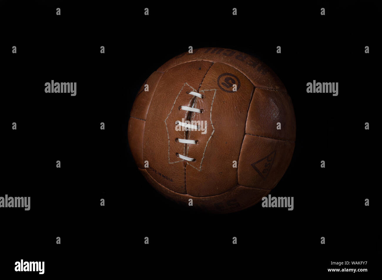 Ballon de foot en cuir ancien Wembley 1924 - Décoration